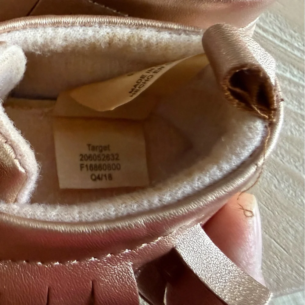 Baby girl Rose Gold Baby Moccasins with fringe & cute bow•like new & boho girly